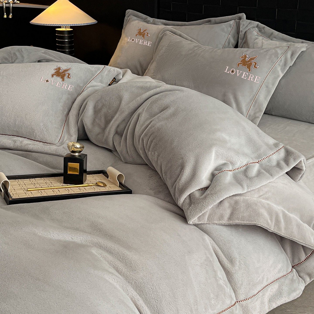 91家纺网 家纺一手货源 找家纺 库里梦家纺 2025网红直播热款230克全消光工艺绣花牛奶绒四件套 飞马-银灰