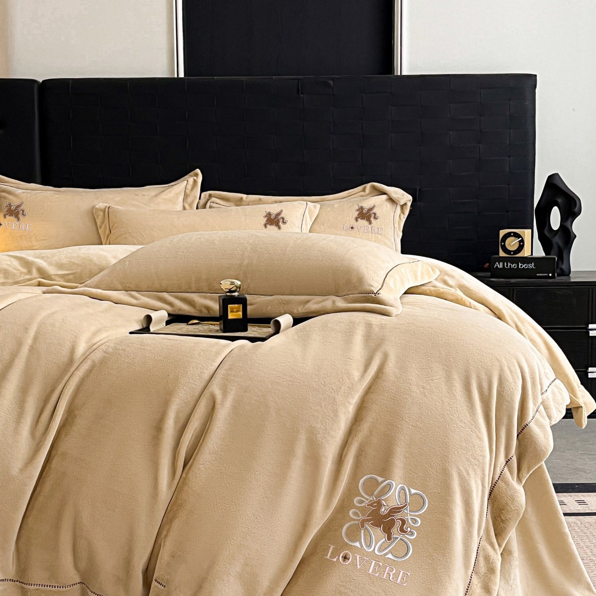 91家纺网 家纺一手货源 找家纺 库里梦家纺 2025网红直播热款230克全消光工艺绣花牛奶绒四件套 飞马-卡其