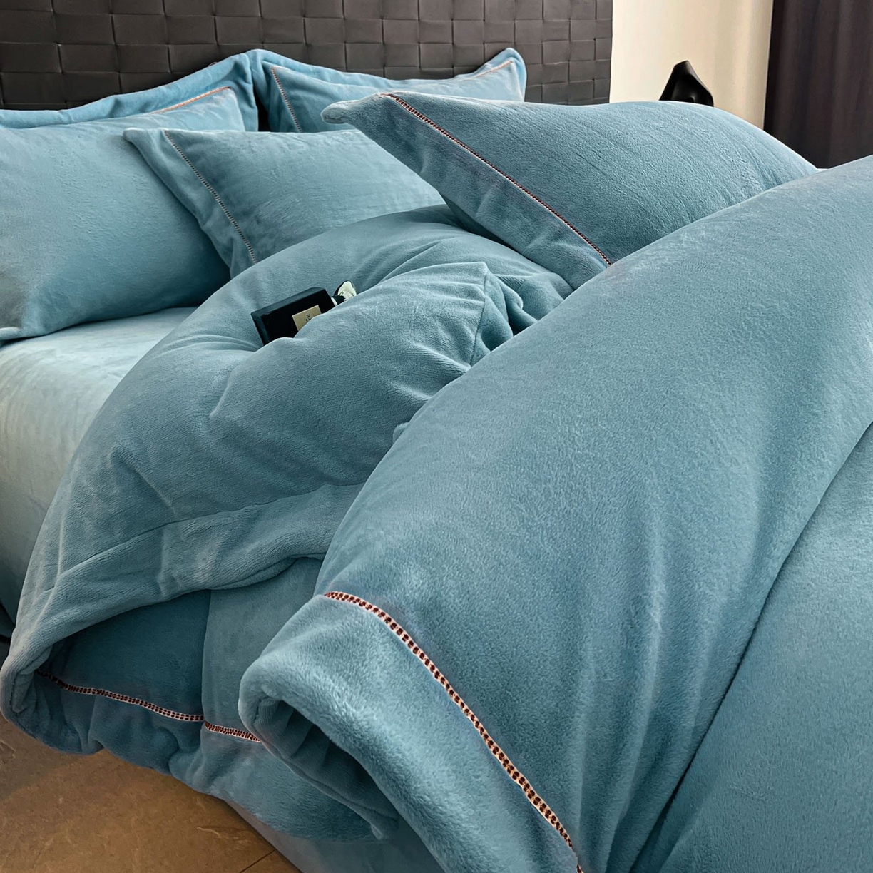 91家纺网 家纺一手货源 找家纺 库里梦家纺 2025网红直播热款230克全消光工艺绣花牛奶绒四件套 飞马-海洋蓝