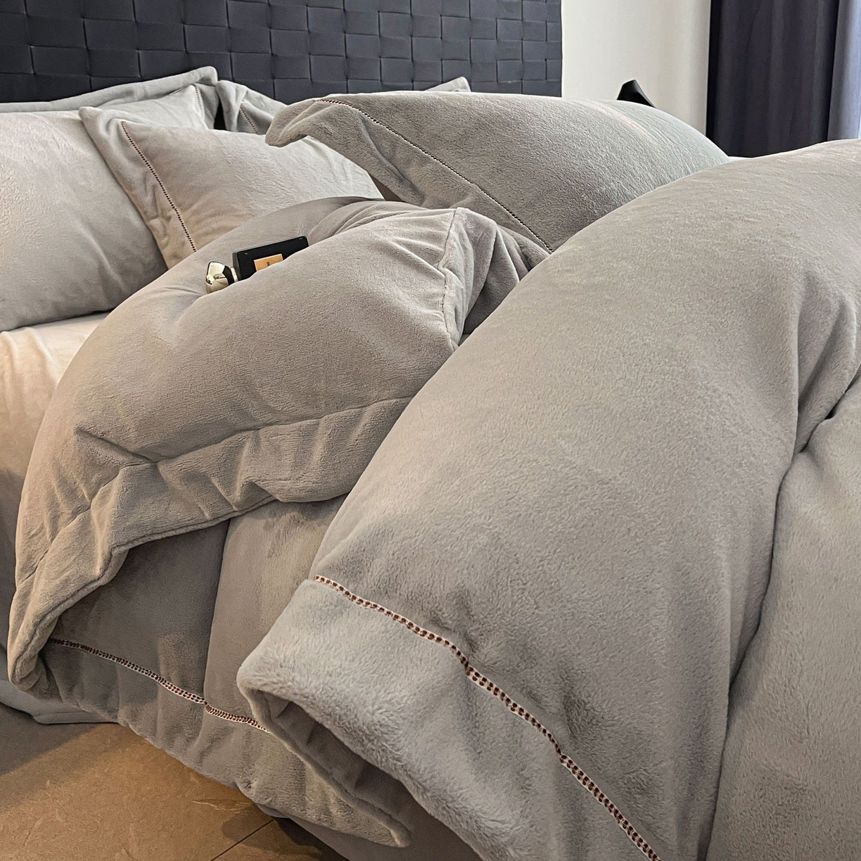 91家纺网 家纺一手货源 找家纺 库里梦家纺 2025网红直播热款230克全消光工艺绣花牛奶绒四件套 飞马-银灰