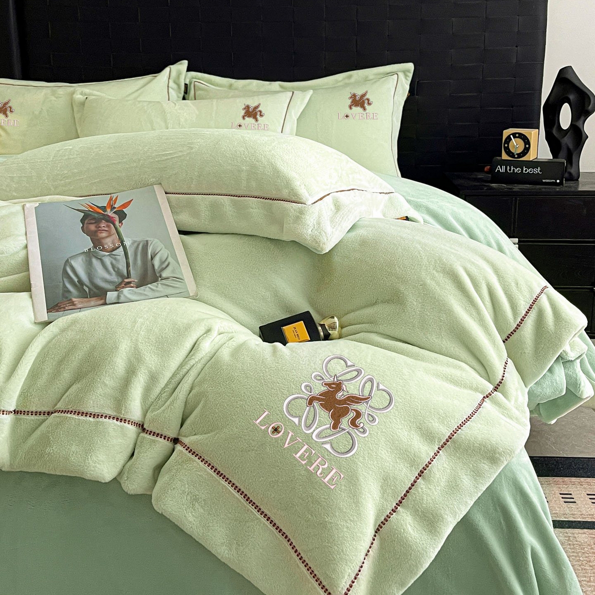 91家纺网 家纺一手货源 找家纺 库里梦家纺 2025网红直播热款230克全消光工艺绣花牛奶绒四件套 飞马-薄荷绿