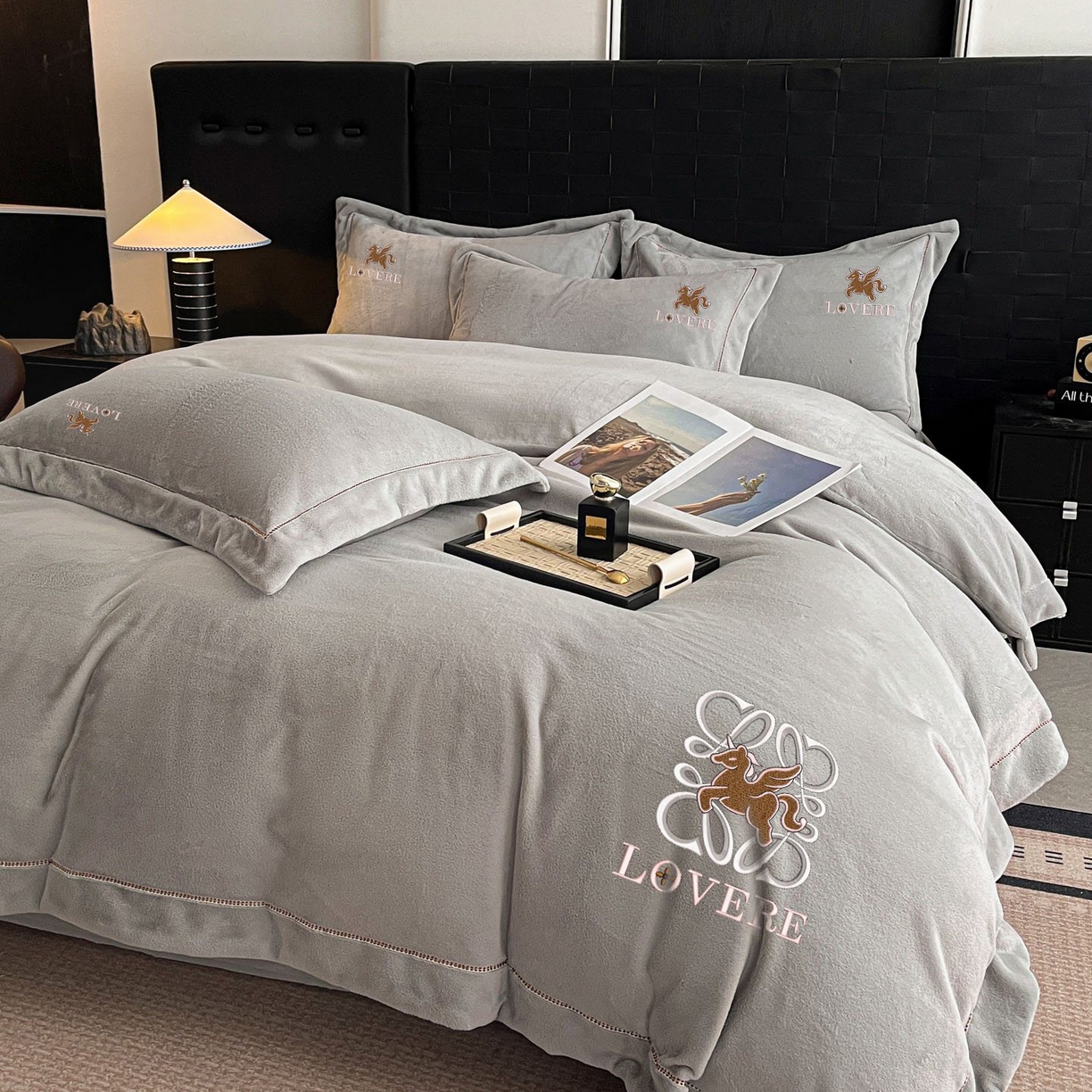 91家纺网 家纺一手货源 找家纺 库里梦家纺 2025网红直播热款230克全消光工艺绣花牛奶绒四件套 飞马-银灰