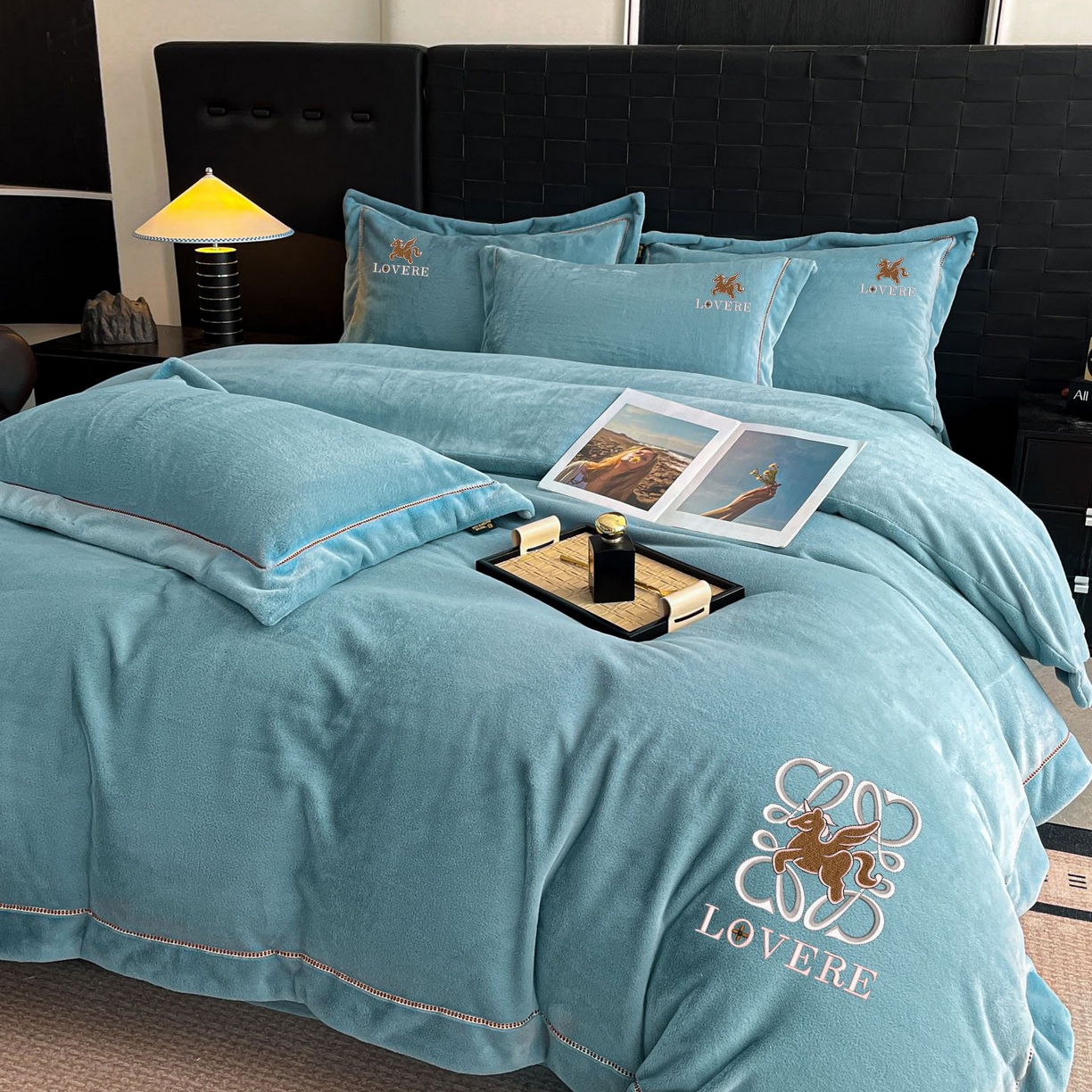 91家纺网 家纺一手货源 找家纺 库里梦家纺 2025网红直播热款230克全消光工艺绣花牛奶绒四件套 飞马-海洋蓝