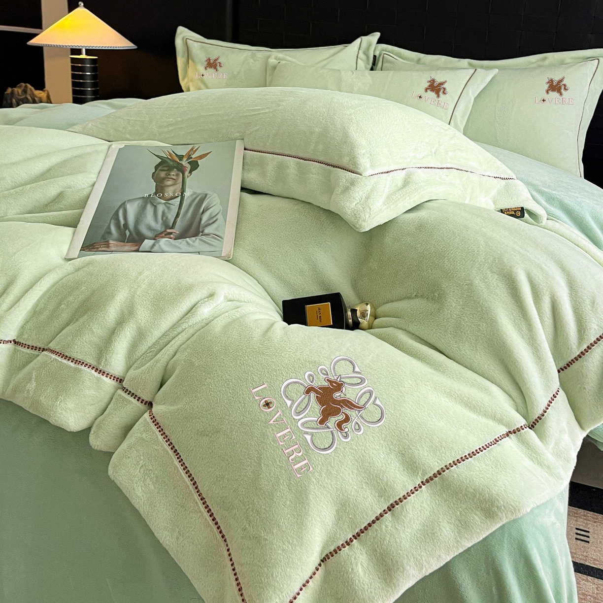 91家纺网 家纺一手货源 找家纺 库里梦家纺 2025网红直播热款230克全消光工艺绣花牛奶绒四件套 飞马-薄荷绿