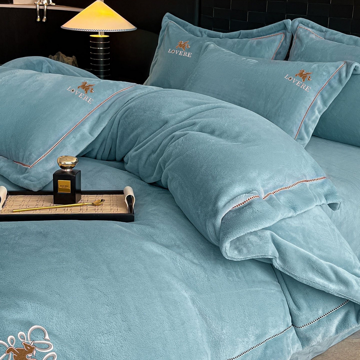 91家纺网 家纺一手货源 找家纺 库里梦家纺 2025网红直播热款230克全消光工艺绣花牛奶绒四件套 飞马-海洋蓝