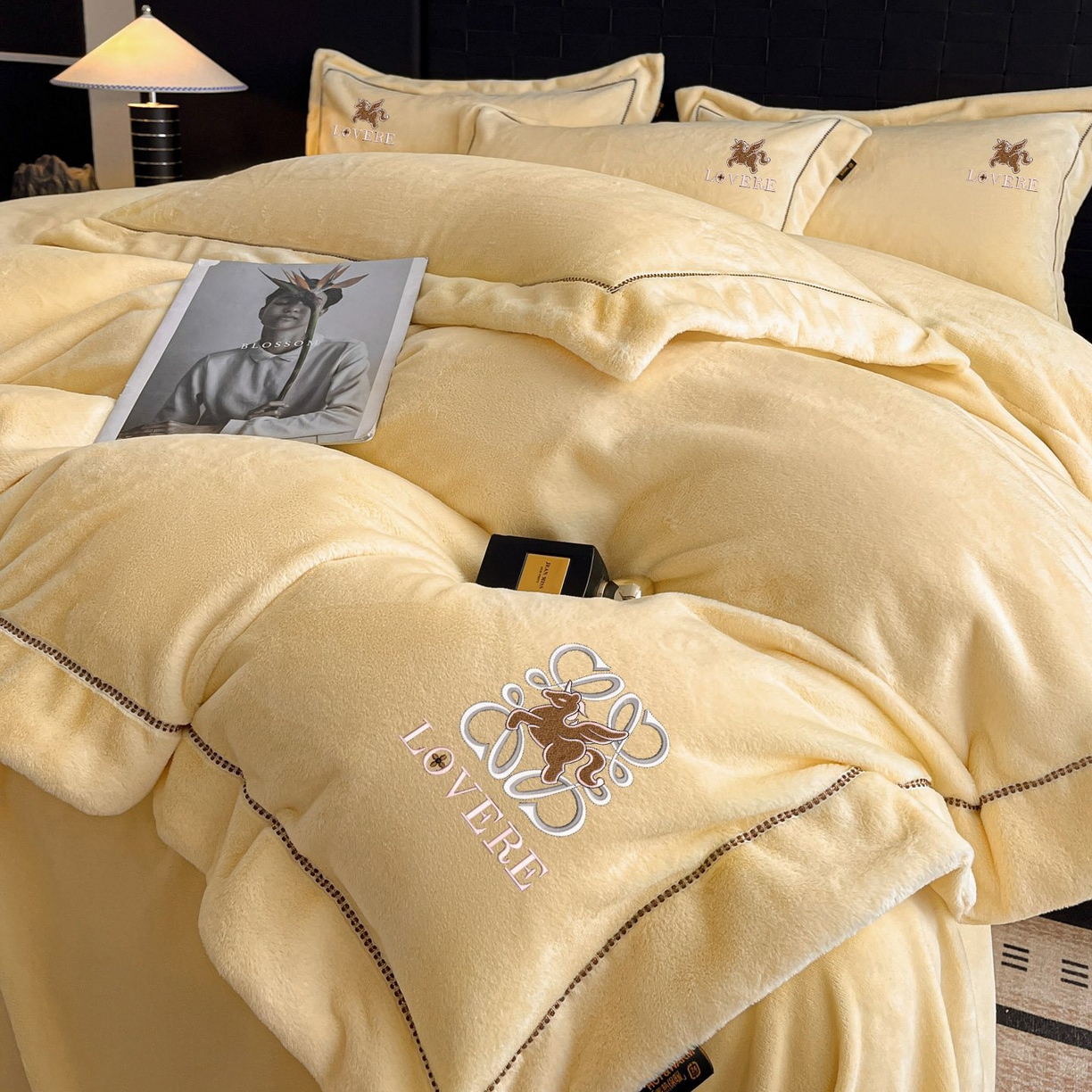 91家纺网 家纺一手货源 找家纺 库里梦家纺 2025网红直播热款230克全消光工艺绣花牛奶绒四件套 飞马-杏仁黄