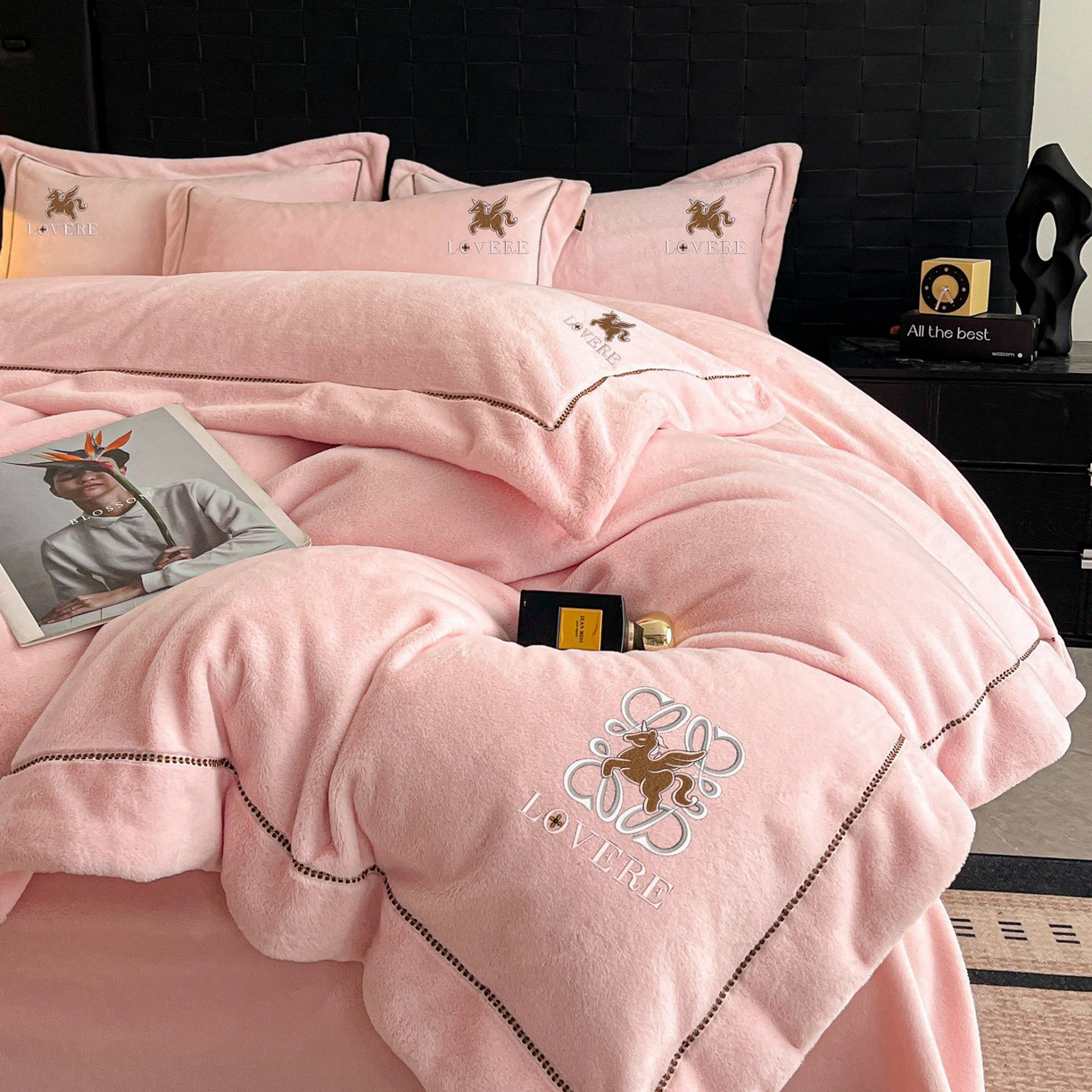 91家纺网 家纺一手货源 找家纺 库里梦家纺 2025网红直播热款230克全消光工艺绣花牛奶绒四件套 飞马-桃花粉