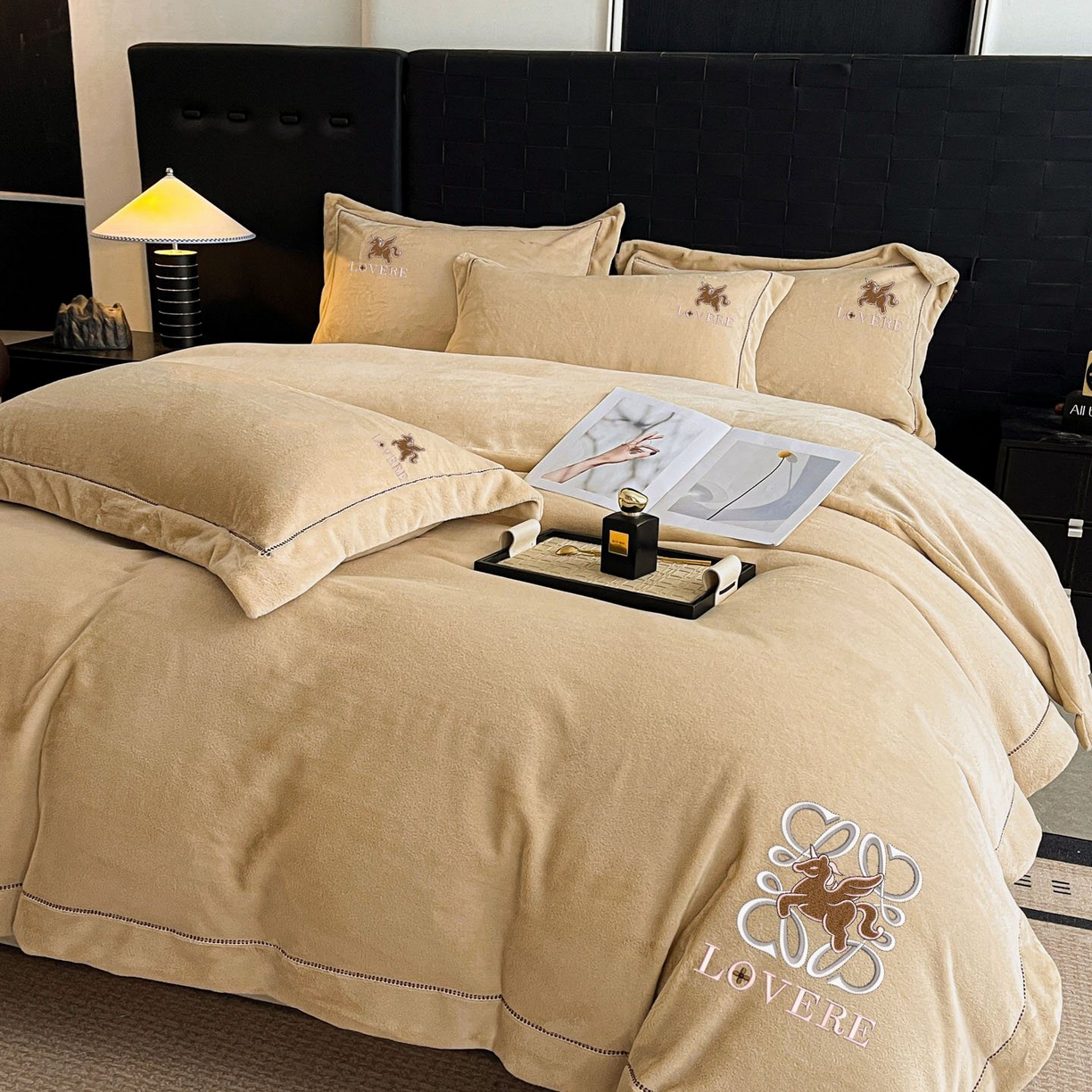 91家纺网 家纺一手货源 找家纺 库里梦家纺 2025网红直播热款230克全消光工艺绣花牛奶绒四件套 飞马-卡其