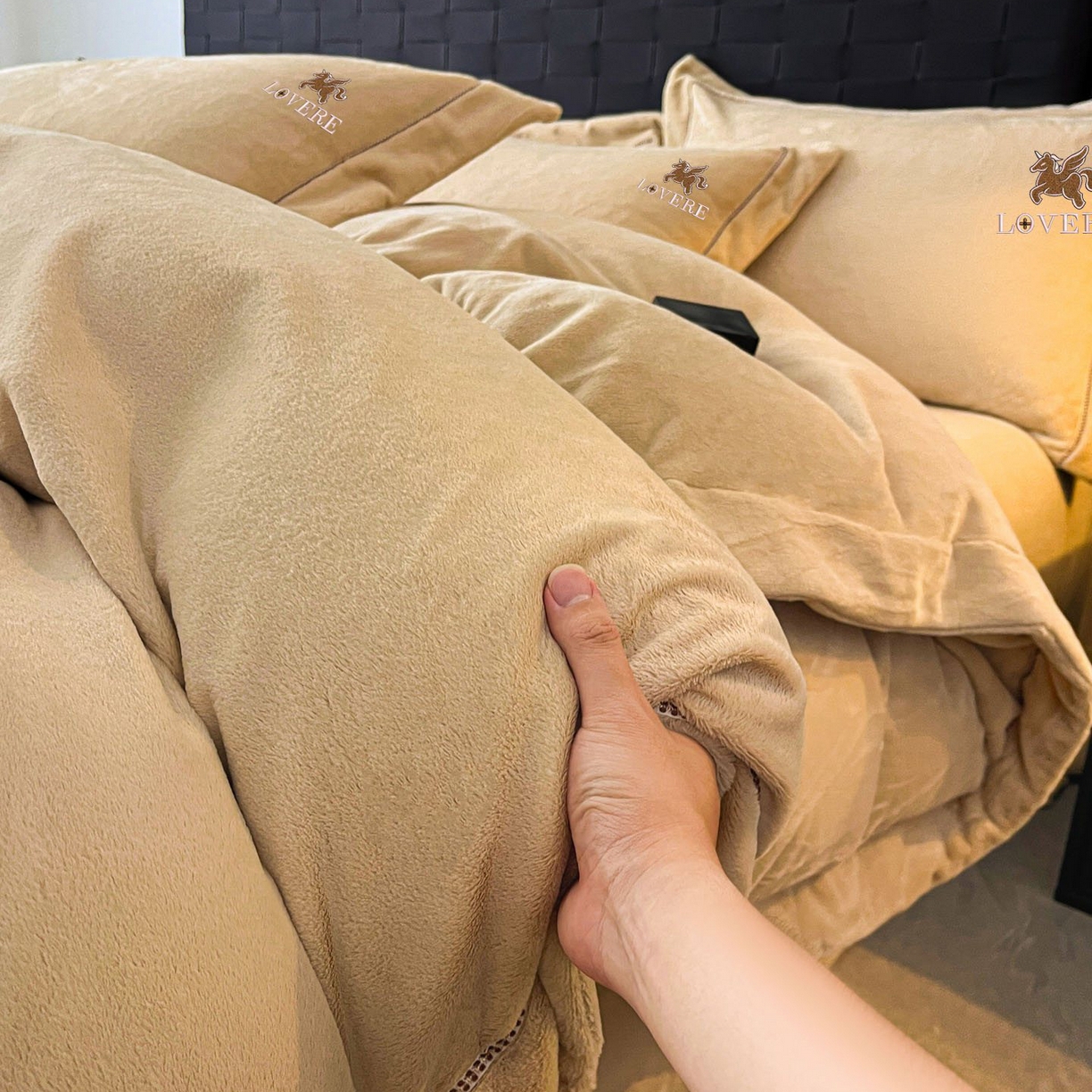 91家纺网 家纺一手货源 找家纺 库里梦家纺 2025网红直播热款230克全消光工艺绣花牛奶绒四件套 飞马-卡其