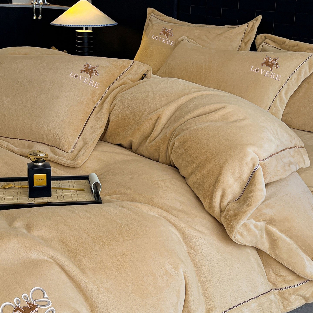 91家纺网 家纺一手货源 找家纺 库里梦家纺 2025网红直播热款230克全消光工艺绣花牛奶绒四件套 飞马-卡其