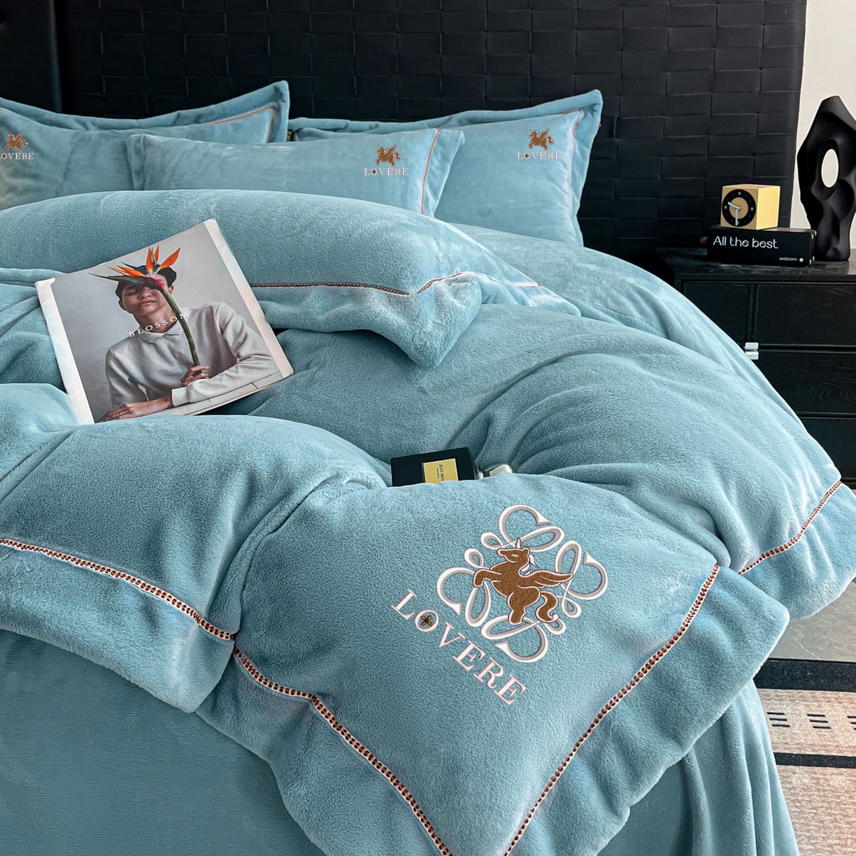 91家纺网 家纺一手货源 找家纺 库里梦家纺 2025网红直播热款230克全消光工艺绣花牛奶绒四件套 飞马-海洋蓝