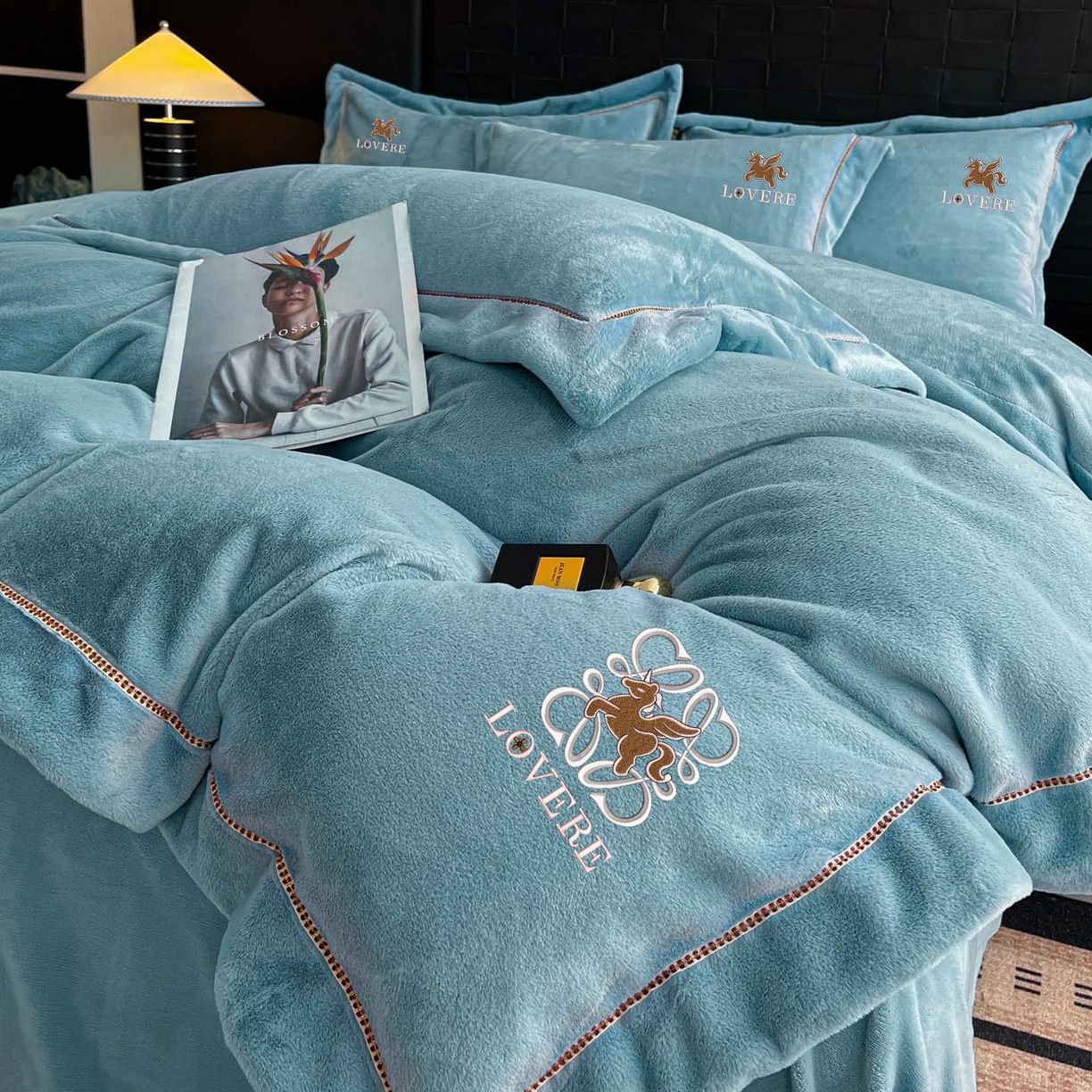 91家纺网 家纺一手货源 找家纺 库里梦家纺 2025网红直播热款230克全消光工艺绣花牛奶绒四件套 飞马-海洋蓝