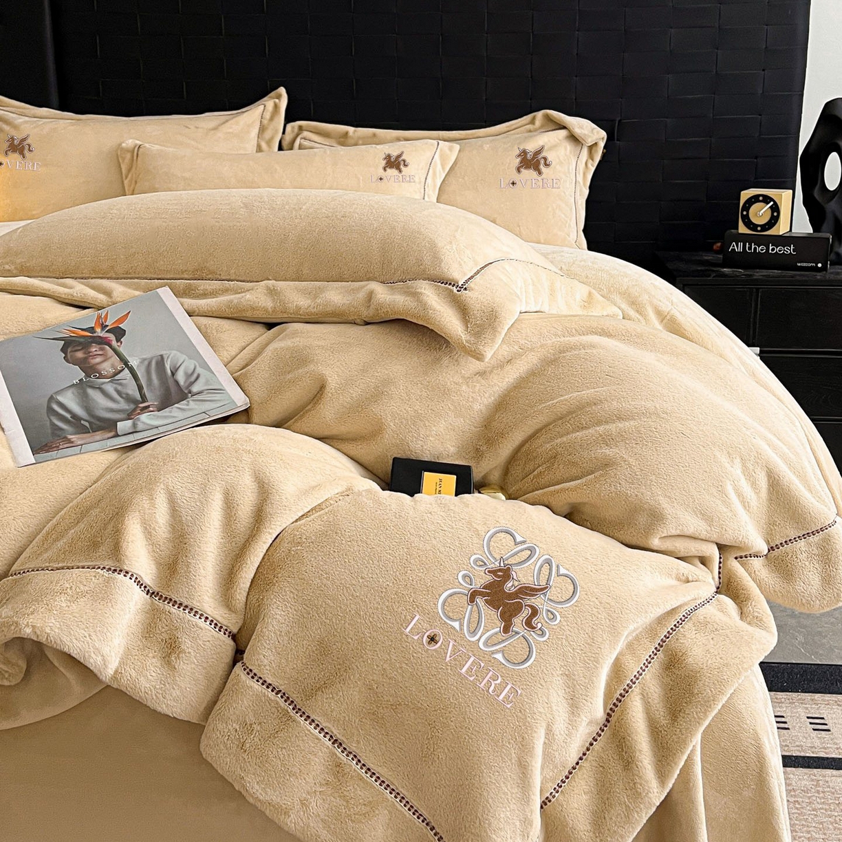 91家纺网 家纺一手货源 找家纺 库里梦家纺 2025网红直播热款230克全消光工艺绣花牛奶绒四件套 飞马-卡其