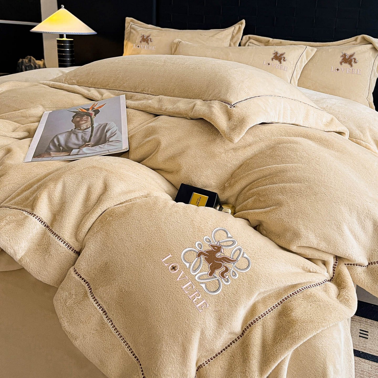 91家纺网 家纺一手货源 找家纺 库里梦家纺 2025网红直播热款230克全消光工艺绣花牛奶绒四件套 飞马-卡其