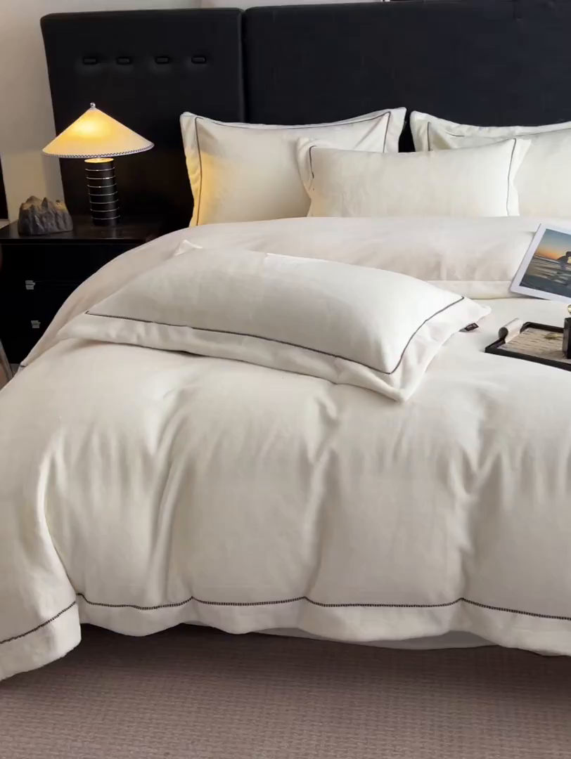 91家纺网 家纺一手货源 找家纺 库里梦家纺 2025网红直播热款230克全消光工艺绣花牛奶绒四件套 飞马-米色