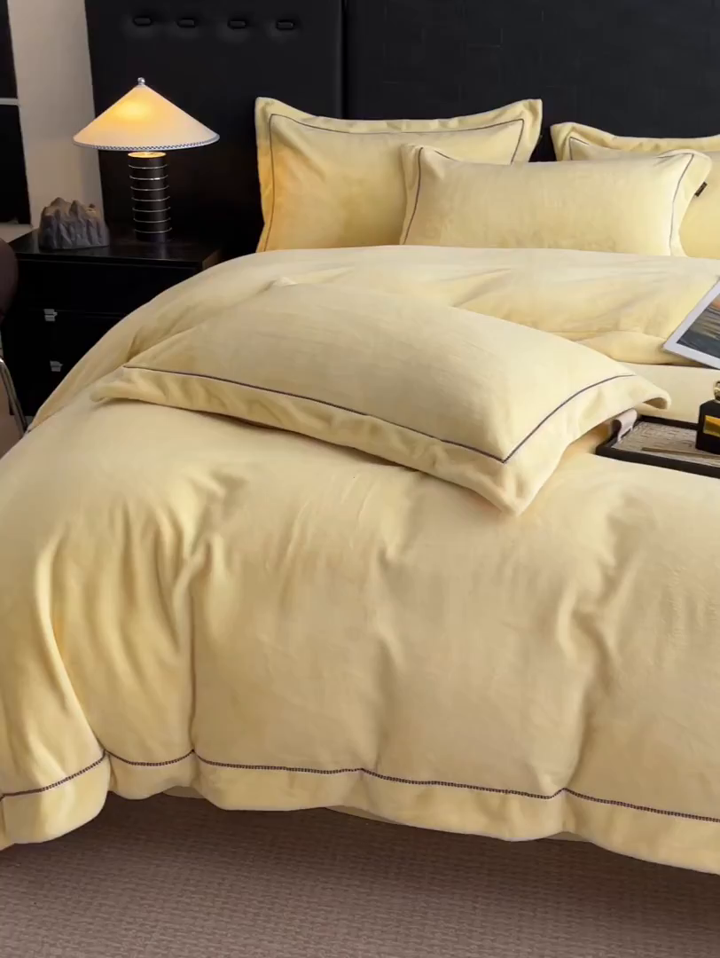 91家纺网 家纺一手货源 找家纺 库里梦家纺 2025网红直播热款230克全消光工艺绣花牛奶绒四件套 飞马-杏仁黄