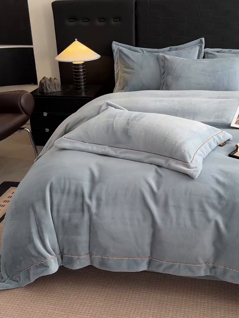 91家纺网 家纺一手货源 找家纺 库里梦家纺 2025网红直播热款230克全消光工艺绣花牛奶绒四件套 飞马-海洋蓝