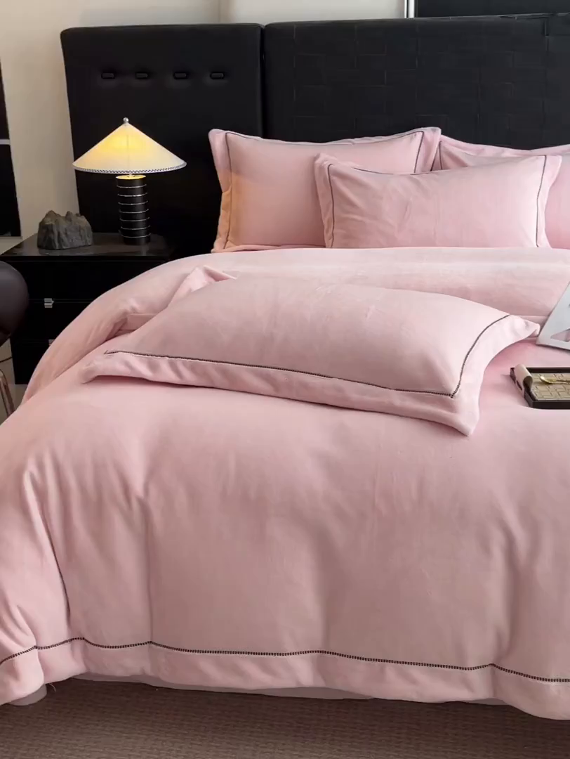 91家纺网 家纺一手货源 找家纺 库里梦家纺 2025网红直播热款230克全消光工艺绣花牛奶绒四件套 飞马-桃花粉