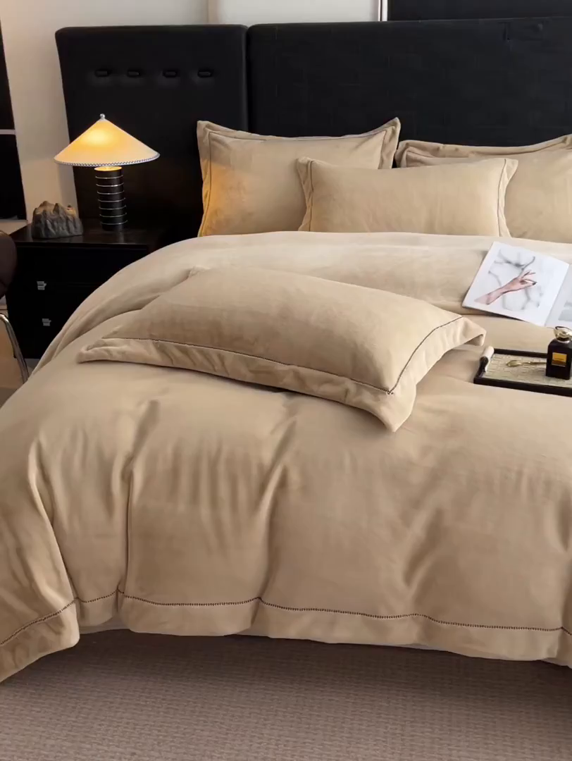 91家纺网 家纺一手货源 找家纺 库里梦家纺 2025网红直播热款230克全消光工艺绣花牛奶绒四件套 飞马-卡其