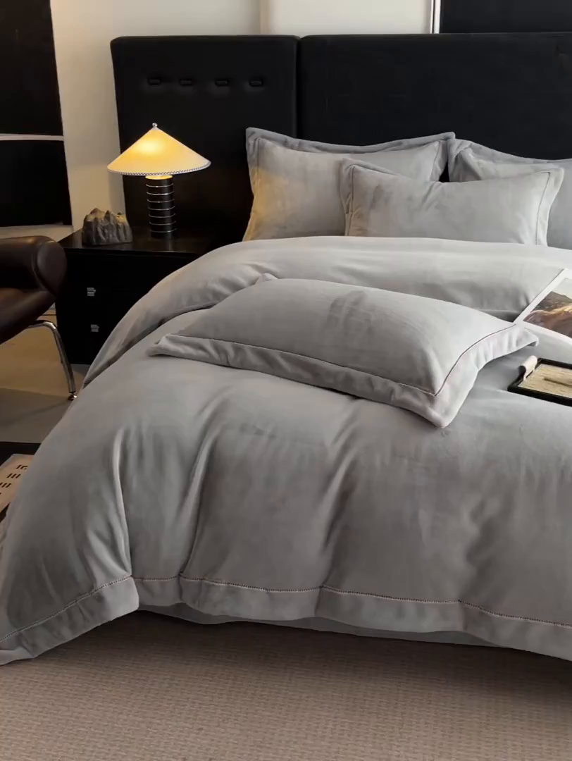 91家纺网 家纺一手货源 找家纺 库里梦家纺 2025网红直播热款230克全消光工艺绣花牛奶绒四件套 飞马-银灰