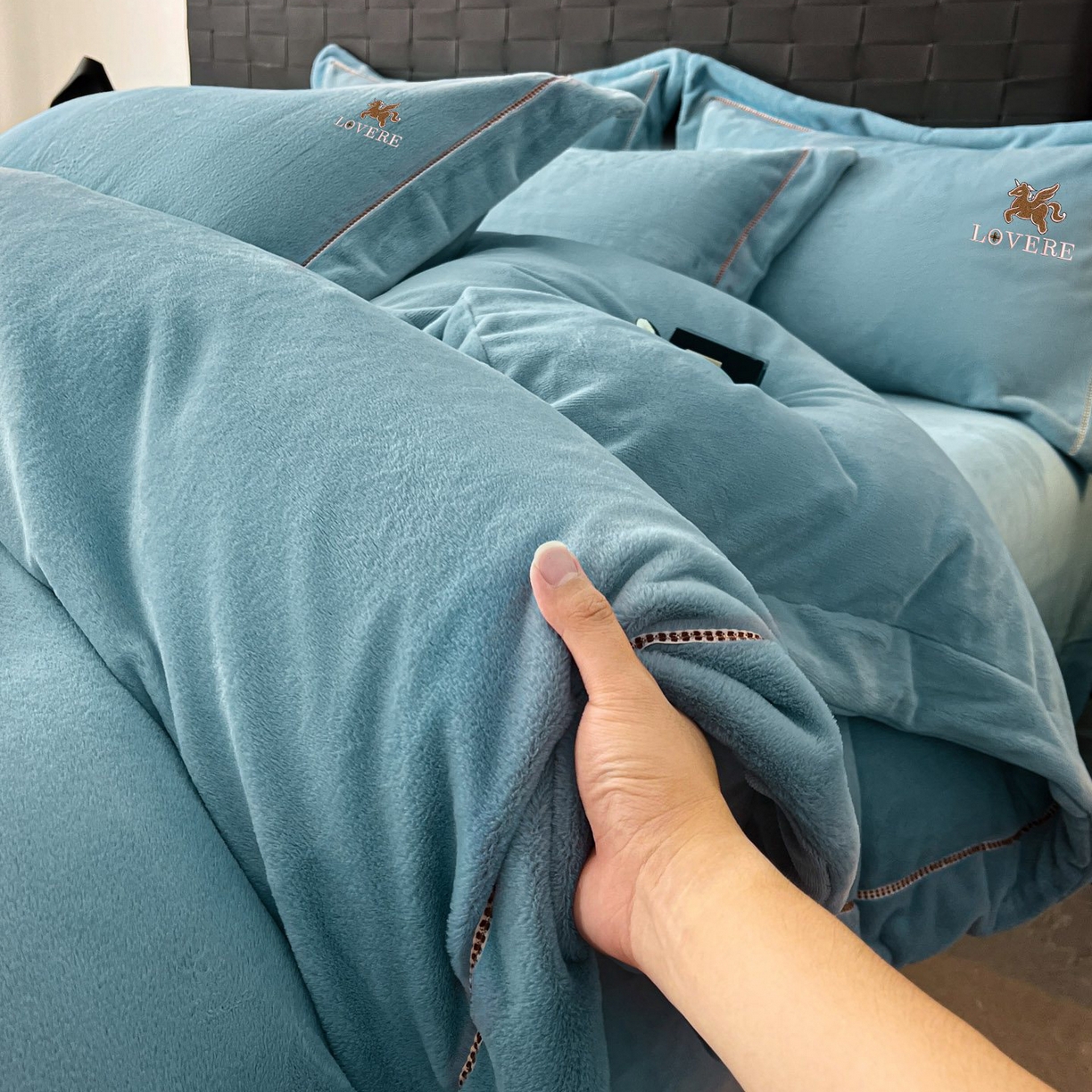 91家纺网 家纺一手货源 找家纺 库里梦家纺 2025网红直播热款230克全消光工艺绣花牛奶绒四件套 飞马-海洋蓝