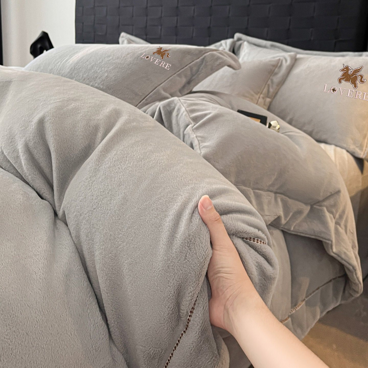 91家纺网 家纺一手货源 找家纺 库里梦家纺 2025网红直播热款230克全消光工艺绣花牛奶绒四件套 飞马-银灰