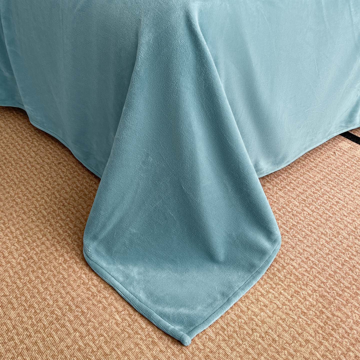 91家纺网 家纺一手货源 找家纺 库里梦家纺 2025网红直播热款230克全消光工艺绣花牛奶绒四件套 飞马-海洋蓝