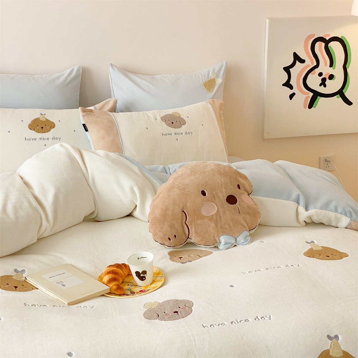 91家纺网 家纺一手货源 找家纺 馨蕊 2025新款意大利进口煦暖绒高精密刺绣贴布绣秋冬轻奢煦暖绒四件套-绒卡通 会员-10【券后控价288/318/338】 绒卡通-奶糖