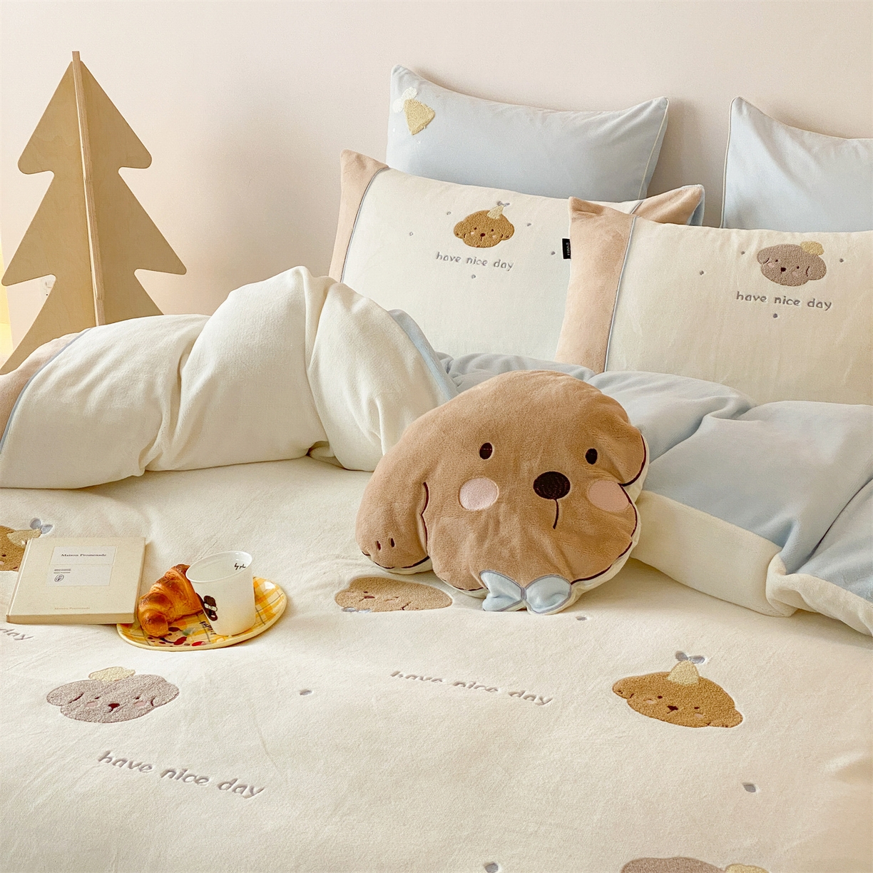 91家纺网 家纺一手货源 找家纺 馨蕊 2025新款意大利进口煦暖绒高精密刺绣贴布绣秋冬轻奢煦暖绒四件套-绒卡通 会员-10【券后控价288/318/338】 绒卡通-奶糖