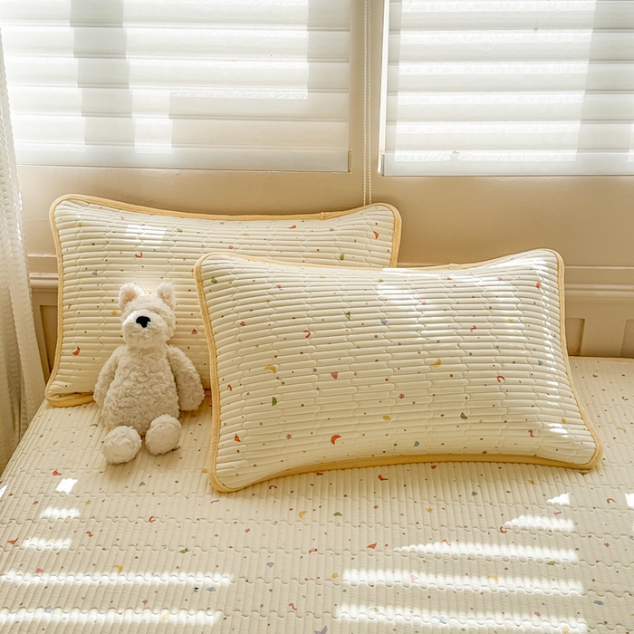 91家纺网 家纺一手货源 找家纺 雅萱家纺 2025新款全棉牛奶绒夹棉床盖系列 快乐魔法