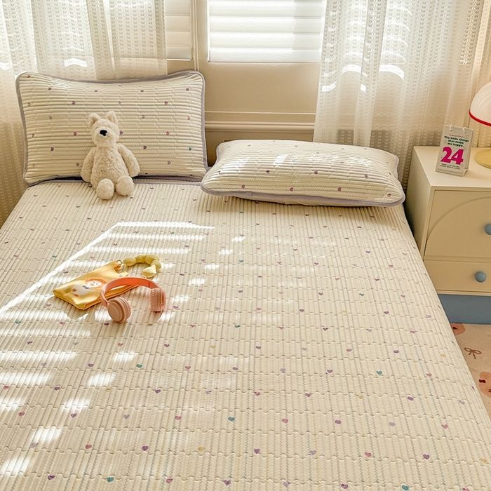 91家纺网 家纺一手货源 找家纺 雅萱家纺 2025新款全棉牛奶绒夹棉床盖系列 藤蔓紫心