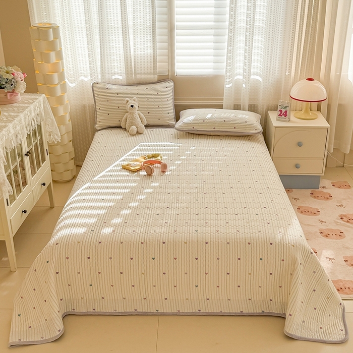 91家纺网 家纺一手货源 找家纺 雅萱家纺 2025新款全棉牛奶绒夹棉床盖系列 藤蔓紫心