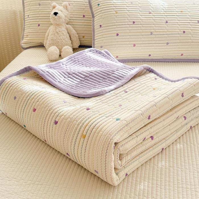 91家纺网 家纺一手货源 找家纺 雅萱家纺 2025新款全棉牛奶绒夹棉床盖系列 藤蔓紫心