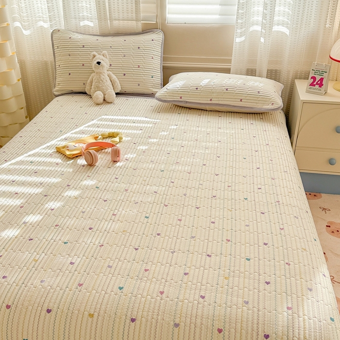 91家纺网 家纺一手货源 找家纺 雅萱家纺 2025新款全棉牛奶绒夹棉床盖系列 藤蔓紫心