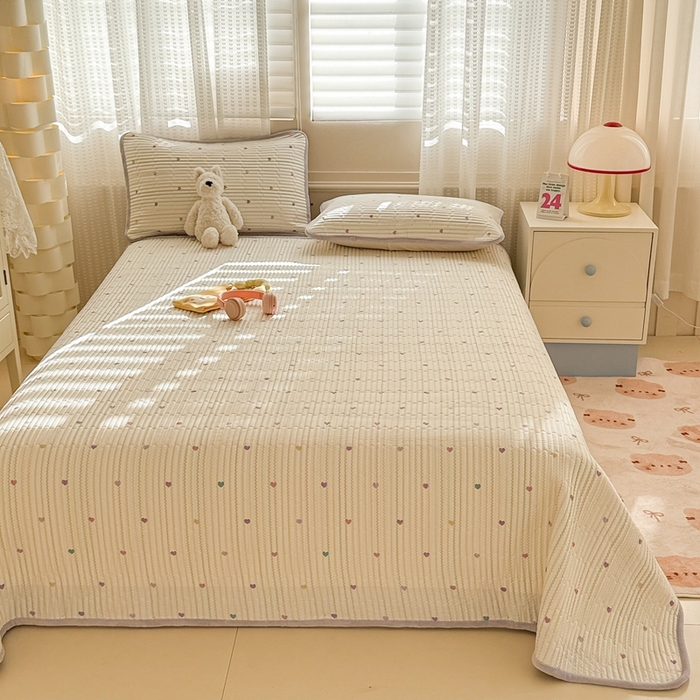 91家纺网 家纺一手货源 找家纺 雅萱家纺 2025新款全棉牛奶绒夹棉床盖系列 藤蔓紫心