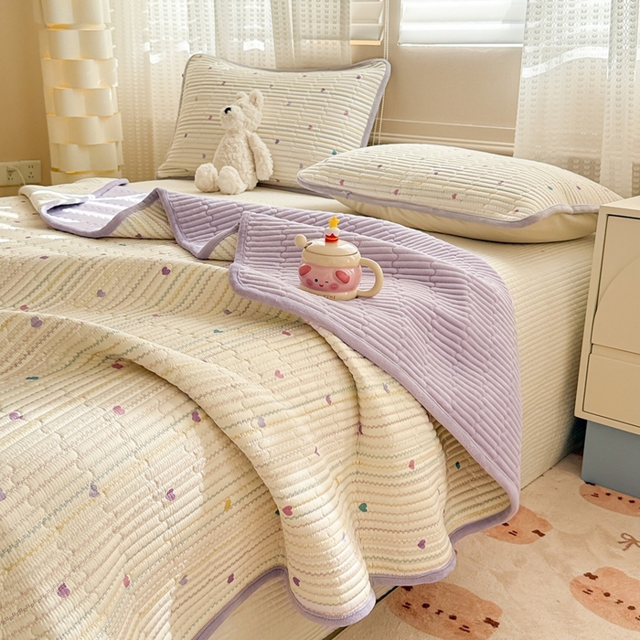 雅萱家纺 2025新款全棉牛奶绒夹棉床盖系列 藤蔓紫心