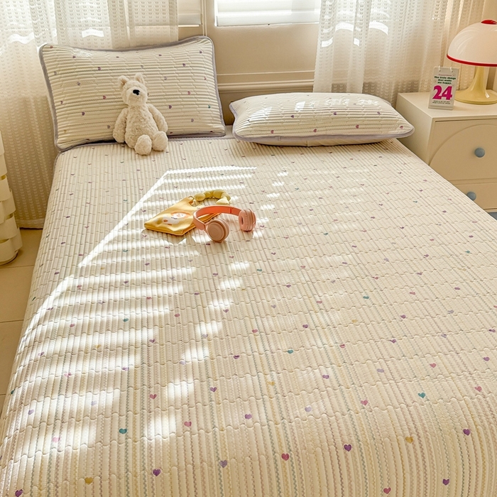 91家纺网 家纺一手货源 找家纺 雅萱家纺 2025新款全棉牛奶绒夹棉床盖系列 藤蔓紫心