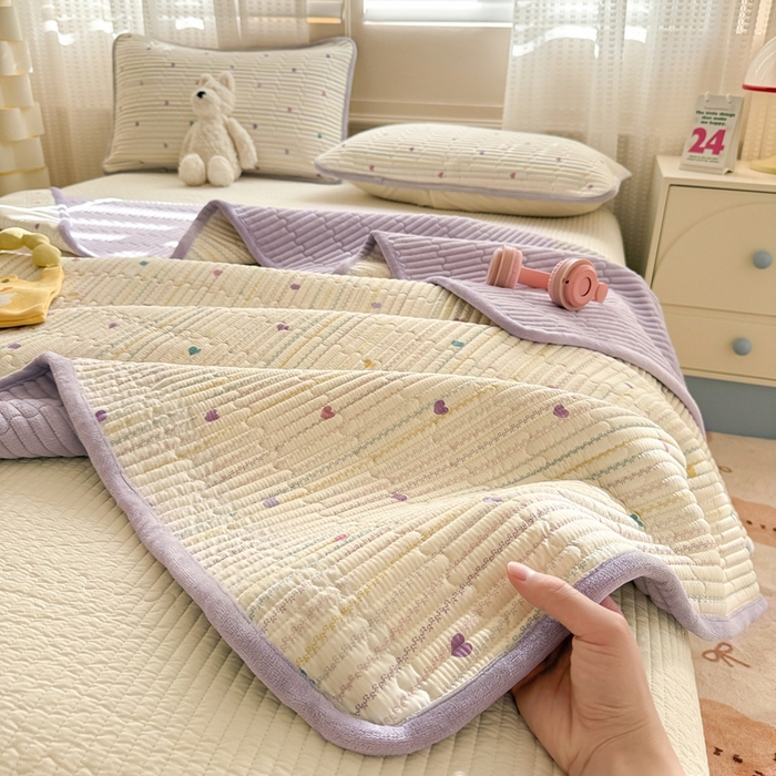 91家纺网 家纺一手货源 找家纺 雅萱家纺 2025新款全棉牛奶绒夹棉床盖系列 藤蔓紫心