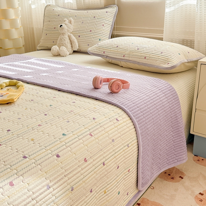 91家纺网 家纺一手货源 找家纺 雅萱家纺 2025新款全棉牛奶绒夹棉床盖系列 藤蔓紫心