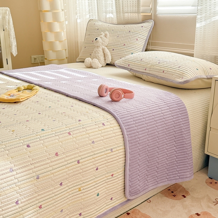 91家纺网 家纺一手货源 找家纺 雅萱家纺 2025新款全棉牛奶绒夹棉床盖系列 藤蔓紫心