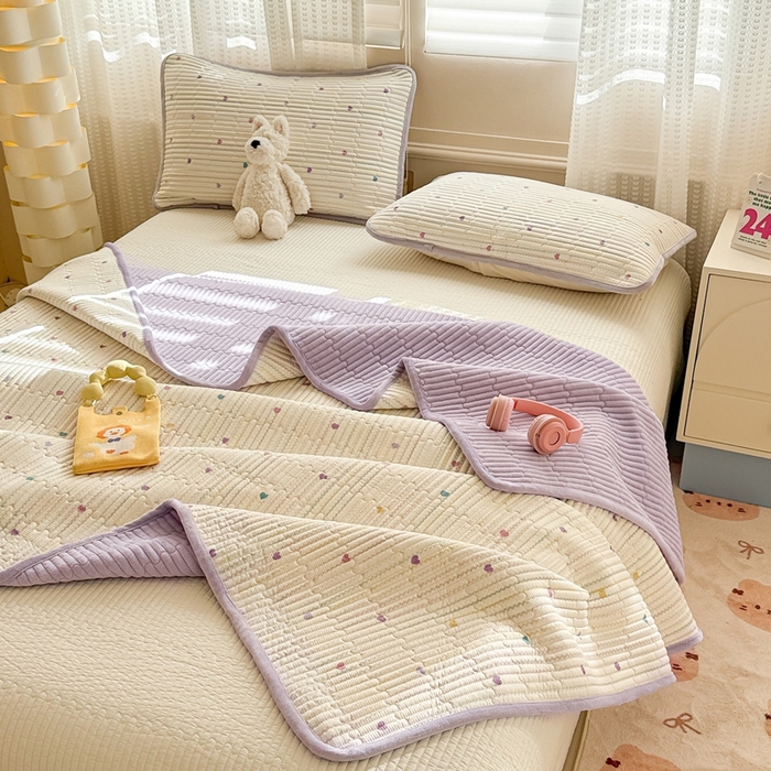 91家纺网 家纺一手货源 找家纺 雅萱家纺 2025新款全棉牛奶绒夹棉床盖系列 藤蔓紫心