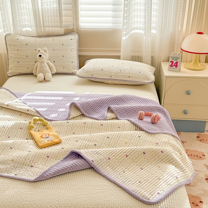 91家纺网 家纺一手货源 找家纺 雅萱家纺 2025新款全棉牛奶绒夹棉床盖系列 藤蔓紫心