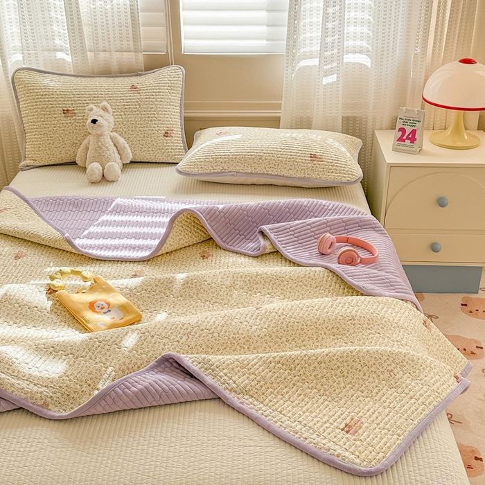 91家纺网 家纺一手货源 找家纺 雅萱家纺 2025新款全棉牛奶绒夹棉床盖系列 闹钟麦田(黄)