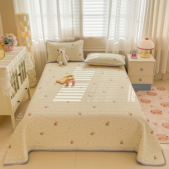 91家纺网 家纺一手货源 找家纺 雅萱家纺 2025新款全棉牛奶绒夹棉床盖系列 闹钟麦田(黄)