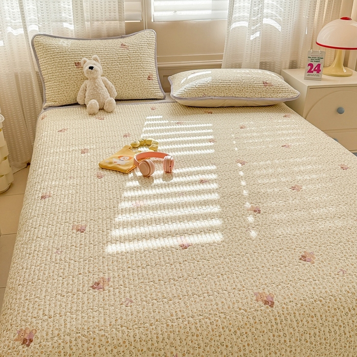 91家纺网 家纺一手货源 找家纺 雅萱家纺 2025新款全棉牛奶绒夹棉床盖系列 闹钟麦田(黄)