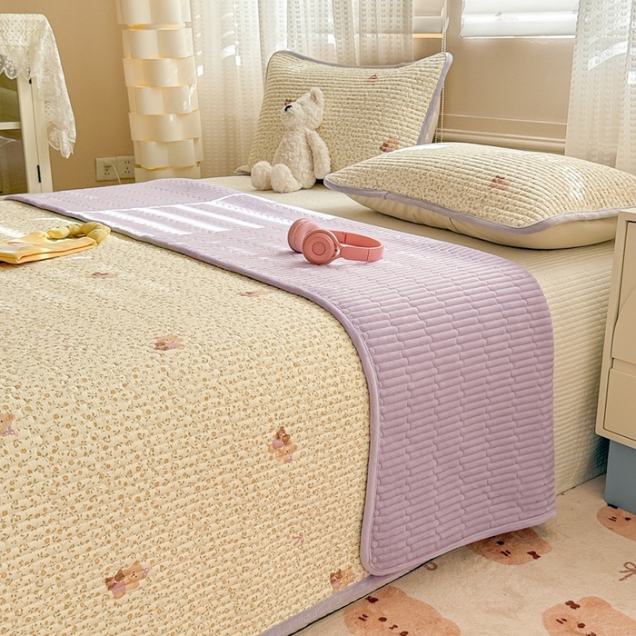 91家纺网 家纺一手货源 找家纺 雅萱家纺 2025新款全棉牛奶绒夹棉床盖系列 闹钟麦田(黄)