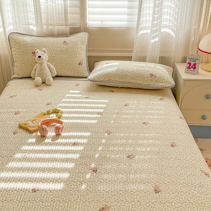 91家纺网 家纺一手货源 找家纺 雅萱家纺 2025新款全棉牛奶绒夹棉床盖系列 闹钟麦田(黄)