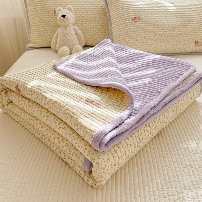 91家纺网 家纺一手货源 找家纺 雅萱家纺 2025新款全棉牛奶绒夹棉床盖系列 闹钟麦田(黄)