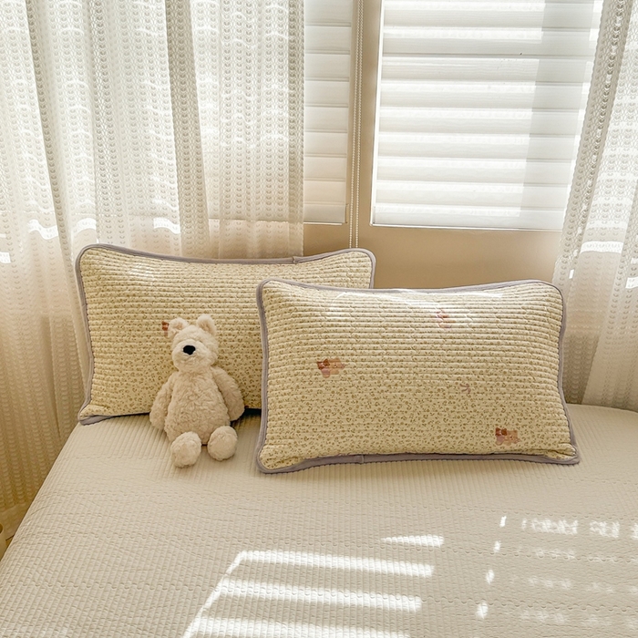 91家纺网 家纺一手货源 找家纺 雅萱家纺 2025新款全棉牛奶绒夹棉床盖系列 闹钟麦田(黄)