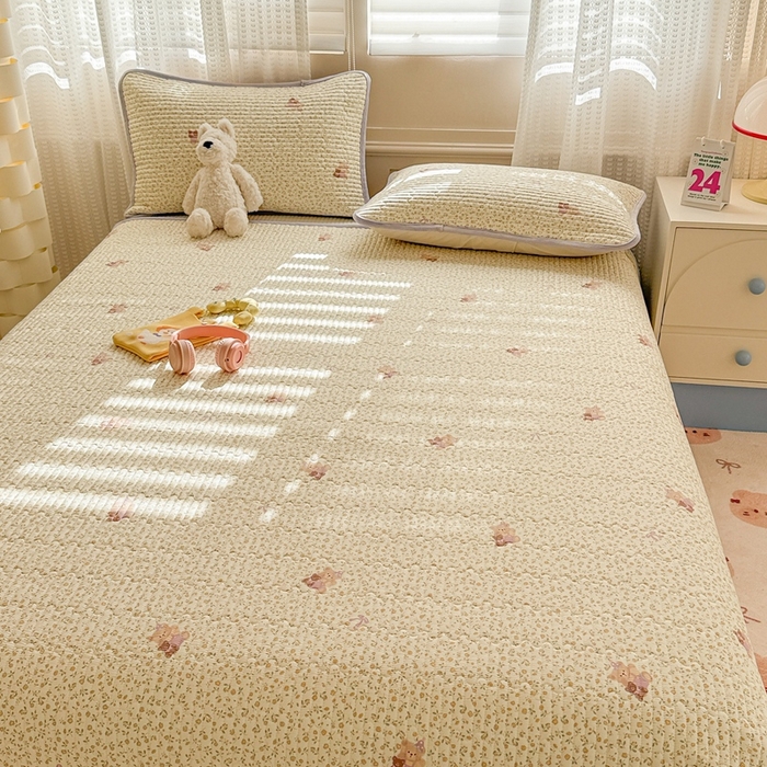 91家纺网 家纺一手货源 找家纺 雅萱家纺 2025新款全棉牛奶绒夹棉床盖系列 闹钟麦田(黄)